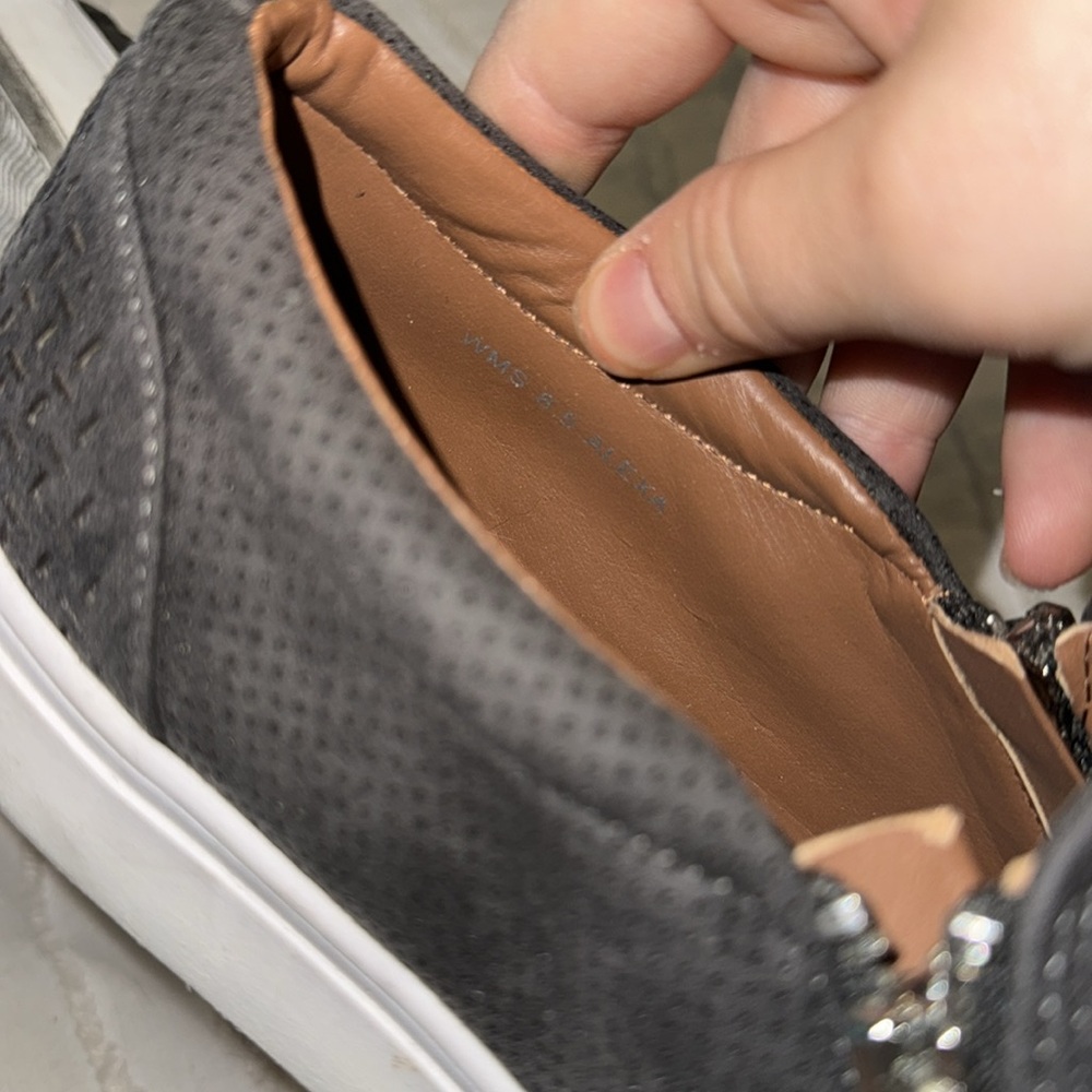 Shoes - Picture 4 of 4